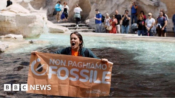 watch:-activists-turn-trevi-fountain-water-black