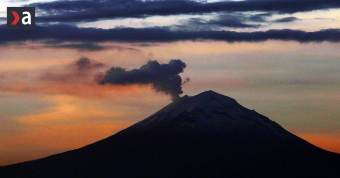 sopka-popocatepetl-chrli-popol.-mexicania-uzavreli-skoly-v-okoli