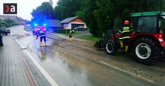 v-okrese-bardejov-bol-vyhlaseny-treti-stupen-povodnovej-aktivity,-hasici-odstranuju-naplaveniny