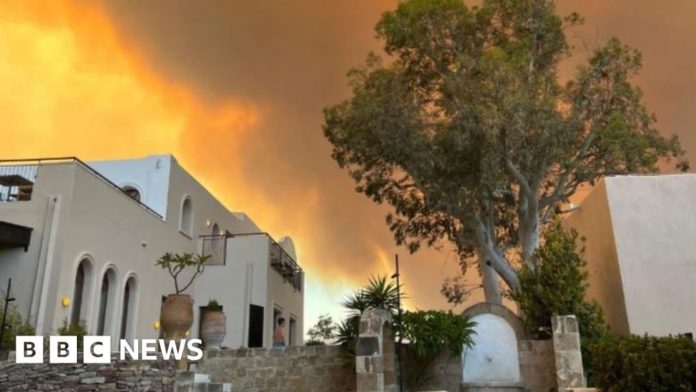 greece-fires:-thousands-flee-homes-and-hotels-on-rhodes-as-fires-spread