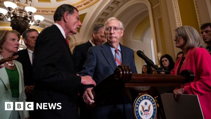 us-senator-‘fine’-after-freezing-at-news-conference