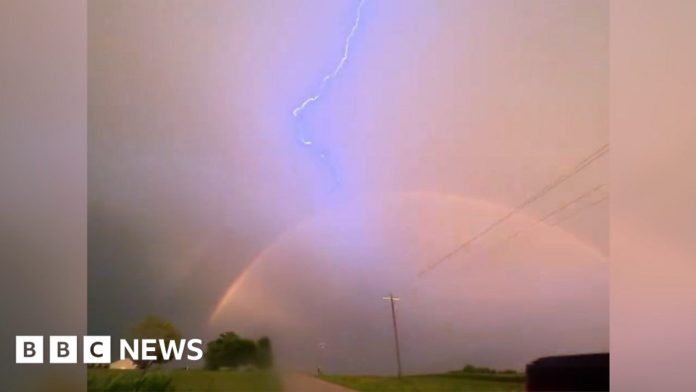 driver-captures-lightning-over-a-rainbow-in-iowa