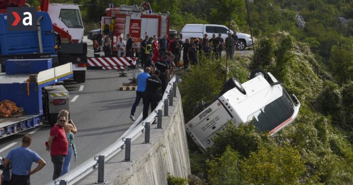 v-ciernej-hore-sa-autobus-zrutil-do-rokliny.-dvaja-neprezili,-deviati-su-zraneni