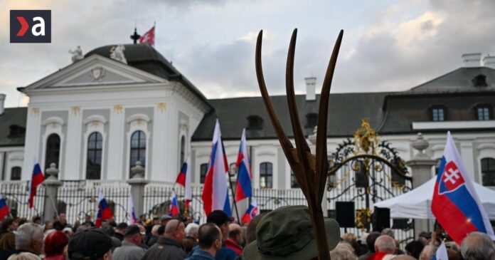 stovky-ludi-pred-prezidentskym-palacom-vyzyvali-na-menovanie-huliaka-za-ministra-zivotneho-prostredia