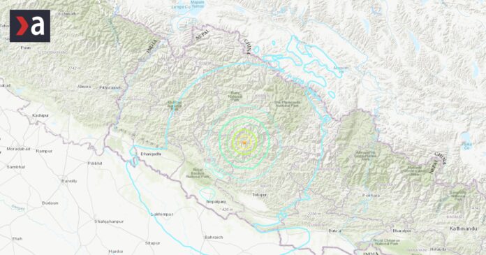 nepal-zasiahlo-zemetrasenie,-niektore-domy-sa-zrutili