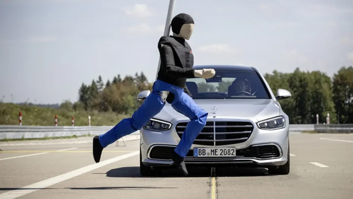 10-years-and-10-million-mercedes-benz-vehicles-with-pedestrian-emergency-braking-system