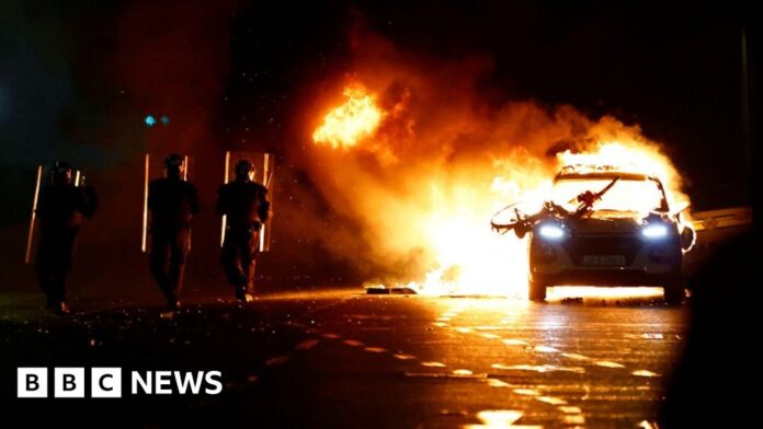 dublin:-clashes-with-riot-police-after-five-hurt-in-knife-attack