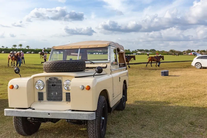 everrati-delivers-first-electric-land-rover-classic-in-united-states