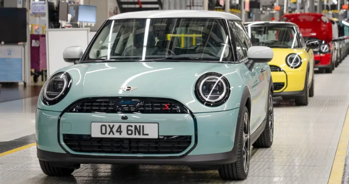 mini-plant-oxford-celebrates-start-of-production-of-new-mini-cooper