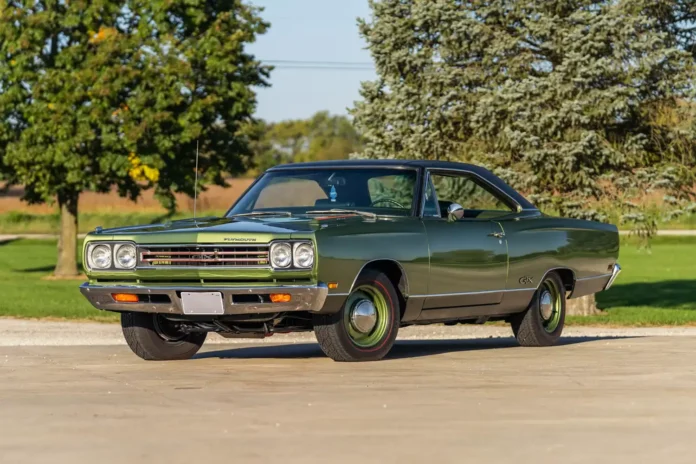 1969-plymouth-hemi-gtx-hardtop:-a-legendary-muscle-car-to-cross-the-block