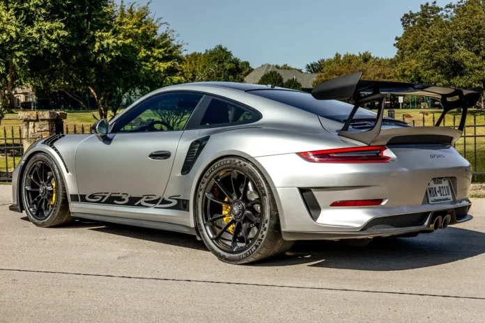 2019-porsche-911-gt3-rs-weissach:-a-track-ready-masterpiece