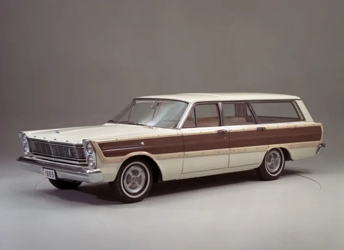 the-1965-ford-fairlane-500-country-squire:-elegance-meets-family-comfort