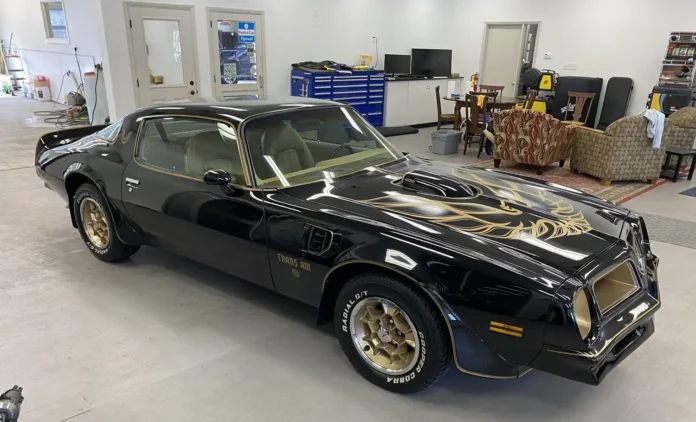 a-timeless-icon:-the-1976-pontiac-firebird-trans-am-50th-anniversary-edition